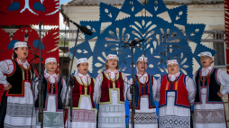 Kazimierz Dolny, 24.06.2022. Występ zespołu śpiewaczego z Turośli podczas 56. Ogólnopolskiego Festiwalu Kapel i Śpiewaków Ludowych w Kazimierzu Dolnym. Fot. PAP/W. Jargiło