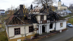 Zniszczenia po pożarze XIX-wiecznego dworu Sulimirskich. Kobylany, 21.11.2020. Fot. PAP/D. Delmanowicz
