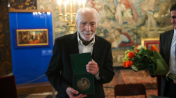 Kraków, 12.06.2023. Poeta, tłumacz, laureat Nagrody Zasłużony Kulturze Gloria Artis Ryszard Krynicki odbiera Nagrodę Polskiej Akademii Nauk im. Erazma i Anny Jerzmanowskich podczas uroczystości na Wawelu w Krakowie. Fot. PAP/Ł. Gągulski