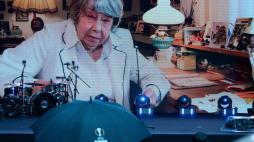 Laureatka tegorocznej Wielkiej Nagrody Festiwalu "Dwa Teatry", aktorka Zofia Kucówna (na ekranie) podczas gali otwarcia XXII Festiwalu Teatru Polskiego Radia i Teatru Telewizji Polskiej „Dwa Teatry – Zamość 2023”. Fot. PAP/W. Jargiło