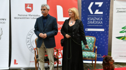 Poeta Adam Wiesław Kulik (L) z małżonką podczas odsłonięcia upamiętniającej go tablicy w ramach wydarzenia "XVI edycja Alei Sław" w Zamościu. Fot. PAP/W. Jargiło