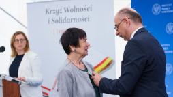 Zastępca prezesa Instytutu Pamięci Narodowej Mateusz Szpytma (P) oraz opozycjonistka w okresie PRL Zofia Helena Krawczyk (2L) podczas uroczystości wręczenia Krzyży Wolności i Solidarności na terenie Muzeum Żołnierzy Wyklętych i Więźniów Politycznych PRL w Warszawie. Fot. PAP/L. Szymański