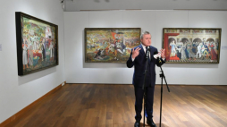 Wicepremier, minister kultury i dziedzictwa narodowego Piotr Gliński podczas otwarcia wystawy „Łukaszowcy. Kazimierz Dolny – USA – Kazimierz Dolny” w Muzeum Nadwiślańskim w Kazimierzu Dolnym. Fot. PAP/W. Jargiło