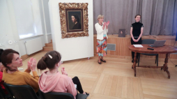 Kustosz w Muzeum Narodowym w Krakowie, adiunkt na Wydziale Historii i Dziedzictwa Kulturowego Uniwersytetu Papieskiego Jana Pawła II w Krakowie Barbara Ciciora (P) i kustosz Muzeum Okręgowego w Suwałkach Eliza Ptaszyńska (L) podczas prezentacji obrazu Jana Matejki "Portret Marii Matejko" w Muzeum Okręgowym w Suwałkach. Fot. PAP/A. Reszko