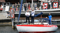 Wicepremier, minister kultury i dziedzictwa narodowego Piotr Gliński (L) oraz dyrektor NMM Robert Domżał (C) podczas uroczystości powitania jachtu "Mazurek" na terenie Mariny Gdańsk. Fot. PAP/A. Warżawa