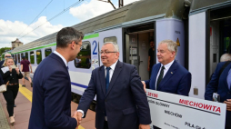 Minister infrastruktury Andrzej Adamczyk (C), burmistrz Miechowa Dariusz Marczewski (L) oraz członek zarządu PKP Intercity Krzysztof Świerczek (P) podczas konferencji prasowej na stacji kolejowej w Miechowie nt. nadania nazwy „Miechowita” pociągowi PKP Intercity. Fot. PAP/Art Service
