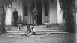 Marszałek Józef Piłsudski w towarzystwie m.in.: żony Aleksandry, córek Wandy i Jadwigi (karmią gołębie) i swojego adiutanta por. Michała Galińskiego, przed dworkiem „Milusin”. 1923–1926. Fot. NAC