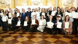 Uczestnicy uroczystości wręczenia dyplomów programu stypendialnego "Młoda Polska" na Zamku Królewskim. Warszawa, 23.06.2023. Fot. PAP/A. Zawada