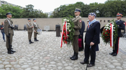 Warszawa, 14.06.2023. Były więzień obozu Auschwitz-Birkenau, prezes Polskiego Związku Byłych Więźniów Politycznych Hitlerowskich Więzień i Obozów Koncentracyjnych Stanisław Zalewski (2P) podczas uroczystości na dziedzińcu Muzeum Więzienia Pawiak. Trwają obchody Narodowego Dnia Pamięci Ofiar Niemieckich Nazistowskich Obozów Koncentracyjnych i Obozów Zagłady. Fot. PAP/A. Zawada