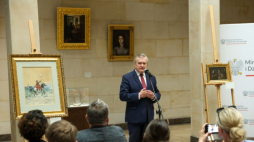 Warszawa, 20.06.2023. Wicepremier, minister kultury i dziedzictwa narodowego Piotr Gliński podczas briefingu prasowego w Muzeum Narodowym w Warszawie. Podczas spotkania zaprezentowano i przekazano do zbiorów placówki pięć strat wojennych oraz jedno dzieło pochodzące z kradzieży powojennej. Fot. PAP/R. Guz
