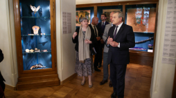 Kraków, 12.06.2023. Wicepremier, minister kultury i dziedzictwa narodowego Piotr Gliński (P), dyrektor Muzeum Narodowego w Krakowie Andrzej Szczerski (2P) oraz kuratorka wystawy dr Katarzyna Płonka-Bałus (L) podczas spotkania z mediami z okazji otwarcia wystawy "Klasztorek. Muzeum Książąt Czartoryskich" w siedzibie Muzeum. Fot. PAP/Ł. Gągulski