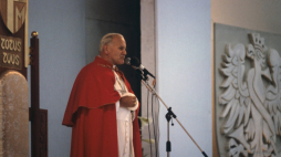 II pielgrzymka papieża Jana Pawła II do Polski: Apel Jasnogórski i przemówienie do młodzieży. Częstochowa, 18.06.1983. Fot. PAP/J. Morek