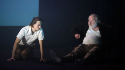 Aktorzy Mikołaj Kubacki (L) i Roman Gancarczyk (P) podczas próby medialnej spektaklu w reżyserii Luka Percevala "Pewnego długiego dnia" na Dużej Scenie Narodowego Starego Teatru w Krakowie. Fot. PAP/Ł. Gągulski