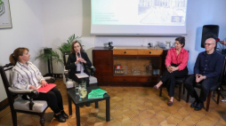 Założycielka Fundacji BRDA Zofia Jaworowska (2P), archirekt Michał Sikorski (P), dyrektor Instytutu Adama Mickiewicza Barbara Schabowska (2L) i zastępca dyrektora Barbara Krzeska (L) podczas konferencji prasowej dot. polskiej obecności na London Design Biennale i nagrodzonej wystawie „Poetyka konieczności”. Fot. PAP/T. Gzell