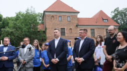 Oporów, 21.06.2023. Minister edukacji i nauki Przemysław Czarnek (C), wiceminister edukacji i nauki Tomasz Rzymkowski (C-P), poseł PiS Marek Matuszewski (3L) i członek Zarządu PKP Intercity Tomasz Gontarz (2L) podczas podsumowania projektu „Poznaj Polskę”, na zamku w Oporowie. Fot. PAP/L. Szymański
