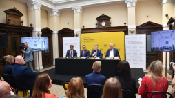 Za stołem: wicepremier, minister kultury i dziedzictwa kulturowego Piotr Gliński (2P), prezes firmy EBS-BUD Filp Tuszyński (L), dyrektor PWM Daniel Cichy (2L) oraz architekt Andrzej M. Chołdzyński (P) podczas konferencji prasowej „#Fredry8 – nowoczesna inwestycja na kulturalnej mapie Polski” w siedzibie Polskiego Wydawnictwa Muzycznego w Warszawie. Fot. PAP/R. Pietruszka