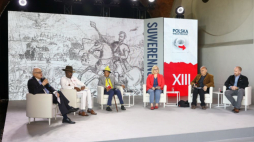 Od lewej: prowadzący, europoseł Zdzisław Krasnodębski, prezes Fundacji Ovaherero Genocide Uria Nandiuasora Mazeingo, wódz plemienia Nama David Hanse, politolog Aleksandra Rybińska, dziennikarz Omiros Tachmazidis i Johannes Ortmann z New Point Electronic Solutions podczas panelu „Sprawiedliwy pokój – reparacje, zadośćuczynienie, pojednanie” na XIII Kongresie Polska Wielki Projekt. Fot. PAP/T. Gzell