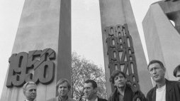 Poznań 26.04.1992. Amerykański aktor i producent filmowy Robert De Niro (C) przy pomniku Poznańskiego Czerwca 1956 (tzw. Poznańskie Krzyże) na placu Mickiewicza podczas swojej wizyty w Poznaniu; widoczni są także: wiceprezydent Poznania Ryszard Olszewski (L), biznesmen, kolekcjoner dzieł sztuki i były tenisista Wojciech Fibak (2L) oraz amerykański aktor, także scenarzysta i reżyser filmowy Barry Primus (2P). Fot. PAP/R. Królak