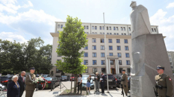 Bratanica generała „Grota” Krystyna Rowecka-Trzebicka (L) podczas uroczystości przed pomnikiem gen. Stefana Roweckiego "Grota". Warszawa, 30.06.2023. Fot. PAP/P. Supernak