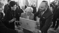 Irena Siła-Nowicka (C) i szef Fundacji From the Depths Jonny Daniels (P) podczas uroczystości, na której zostały złożone publiczne podziękowania Polakom, którzy ratowali Żydów podczas II wojny światowej. Warszawa, 04.03.2019. Fot. PAP/R. Pietruszka