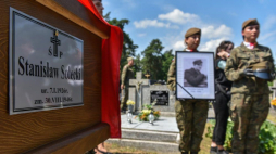 Wisznice, 21.06.2023. Pogrzeb Stanisława Soleckiego na cmentarzu parafialnym. Fot. PAP/W. Jargiło