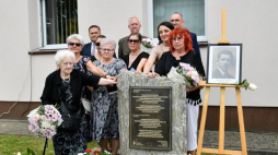Somianka, 21.06.2023. Dyrektor Instytutu Pileckiego Magdalena Gawin (2P) i wnuczka Mieczysława Żemojtela Mierosława Korycka (P) na odsłonięciu pomnika Mieczysława Żemojtela. Fot. PAP/P. Piątkowski