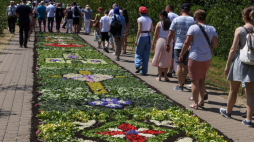 Dywany kwiatowe układane przez mieszkańców przed procesją Bożego Ciała. Spycimierz, 08.06.2023. Fot. PAP/M. Zubrzycki