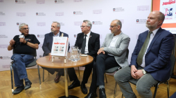 Od lewej: Włodzimierz Domagalski-Łabędzki, Zbigniew Rutkowski, Janusz Gajewski, Michał Guć i Artur Adamski podczas prezentacji publikacji „Księga poczty podziemnej Organizacji Solidarność Walcząca” w Archiwum Akt Nowych w Warszawie. Fot. PAP/R. Guz