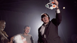 Malarz, scenograf i reżyser Józef Szajna (P) prowadzi próbę wznowieniową spektaklu "Replika" w Teatrze Studio, aktorzy Irena Jun i Tadeusz Włudarski. Warszawa, 1987 r. Fot. PAP/W. Kryński, T. Prazmowski