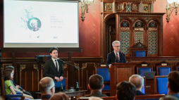 Kraków, 12.06.2023. Rektor UJ prof. dr hab. Jacek Popiel (P-góra) podczas obchodów Dnia Wisławy Szymborskiej w Collegium Novum Uniwersytetu Jagiellońskiego w Krakowie. Wydarzenie odbywa się w związku z setną rocznicą urodzin noblistki. Fot. PAP/Art Service 
