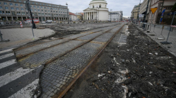 Zabytkowy bruk i tory tramwajowe odsłonięte podczas przebudowy pl. Trzech Krzyży. Warszawa, 06.10.2022. Fot. PAP/M. Obara