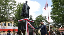 Prezes Polskiego Stronnictwa Ludowego Władysław Kosiniak-Kamysz (C) podczas uroczystego odsłonięcia pomnika Wincentego Witosa w Błaszkach. Fot. PAP/M. Zubrzycki