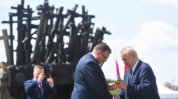 Szef UdSKiOR Jan Józef Kasprzyk (C) i prezes Związku Sybiraków Kordian Borejko (P) podczas uroczystości upamiętniających założycielski Zjazd Związku Sybiraków przed Pomnikiem Poległym i Pomordowanym na Wschodzie. Warszawa, 29.06.2023. Fot. PAP/P. Nowak