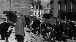Społeczna akcja odbudowy stolicy - ludność cywilna odgruzowuje rejon Teatru Polskiego. Warszawa, 10.1946. Fot. PAP/J. Baranowski