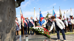 Doradca prezydenta RP Andrzeja Dudy Zofia Romaszewska złożyła kwiaty przed pomnikiem przy placu Czerwca 1976 w Ursusie. Warszawa, 02.07.2023. Fot. PAP/R. Guz
