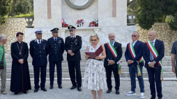 17.07.2023 r., Loreto. Uroczystość złożenia wieńca na Cmentarzu polskim z okazji obchodów 79. rocznicy Wyzwolenia Regionu Marche przez 2 Korpus Polski gen. Andersa z udziałem Ambasador Polski Anny Marii Anders. Źródło: twitter.com/PLinItalia