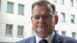 Warszawa, 28.07.2023. Szef Urzędu ds. Kombatantów i Osób Represjonowanych Jan Józef Kasprzyk przed siedzibą Polskiej Agencji Prasowej w Warszawie. Fot. PAP/Kalbar
