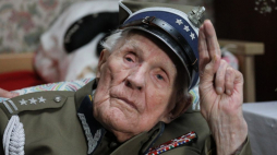 Warszawa, 15.02.2023. Pułkownik Kazimierz Klimczak ps. Szron podczas spotkania w jego mieszkaniu w Warszawie, z okazji 109. rocznicy urodzin żołnierza podziemia i powstańca warszawskiego, 15 bm. Płk Kazimierz Klimczak był uczestnikiem Kampanii Wrześniowej i żołnierzem Armii Krajowej. Fot. PAP/P. Supernak