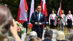 Warszawa, 11.07.2023. Premier Mateusz Morawiecki podczas uroczystości przed stołecznym Pomnikiem Ofiar Ludobójstwa na Wołyniu. Trwają obchody Narodowego Dnia Pamięci Ofiar Ludobójstwa dokonanego przez ukraińskich nacjonalistów na obywatelach II Rzeczypospolitej. Fot. PAP/A. Lange