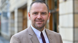 Warszawa, 19.07.2023. Prezes IPN Karol Nawrocki przed siedzibą Polskiej Agencji Prasowej. Fot. PAP/R. Pietruszka