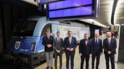 Warszawa, 13.07.2023. Od lewej: prezes Zarządu PKP S.A. Krzysztof Mamiński, dyrektor Biura „Niepodległa” Wojciech Kirejczyk, wiceminister aktywów państwowych Maciej Małecki, wiceprezes Zarządu PKP S.A. Tomasz Gontarz, Sekretarz stanu w KPRP Wojciech Kolarski i zastępca prezesa Instytutu Pamięci Narodowej Mateusz Szpytma podczas prezentacji lokomotywy z okolicznościową grafiką o Rodzinie Ulmów na Dworcu Centralnym w Warszawie. Fot. PAP/P. Supernak