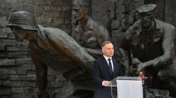 Prezydent RP Andrzej Duda przemawia podczas Apelu Pamięci przed pomnikiem Powstania Warszawskiego na pl. Krasińskich w Warszawie, w przeddzień 79. rocznicy wybuchu powstania warszawskiego. Fot. PAP/R. Pietruszka