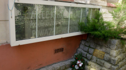 Tablica upamiętniająca Antoniego Godlewskiego "Antka Rozpylacza" na ścianie kamienicy na ul. Brackiej w Warszawie. Fot. PAP/R. Pietruszka