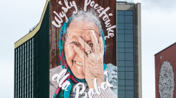 Ponownie odsłonięty, po zakończonej termomodernizacji budynku, mural pt. "Wyślij pocztówkę dla babci i dziadka". Fot. PAP/M. Zieliński