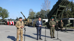 Minister obrony narodowej Mariusz Błaszczak (C), dowódca Garnizonu Warszawa gen. bryg. Tomasz Dominikowski (3L) i dowódca Generalny Rodzajów Sił Zbrojnych gen. Wiesław Kukuła (L). Podczas wizyty w w 1. Warszawskiej Brygadzie Pancernej w Warszawie szef MON poinformował o programie tegorocznych uroczystości Święta Wojska Polskiego. Fot. PAP/P. Supernak