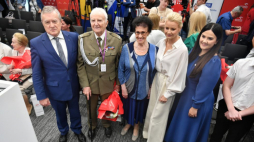 Minister kultury i dziedzictwa narodowego Piotr Gliński (L), aktorka, ambasadorka kampanii BohaterON – włącz historię! Małgorzata Kożuchowska (2P), uczestnicy Powstania Warszawskiego mjr Jakub Nowakowski ps. Tomek (2L) i Danuta Dworakowska ps. Lena (C), organizatorka i pomysłodawczyni projektu Agnieszka Łesiuk-Krajewska (P) podczas konferencji prasowej inaugurującej VIII edycję ogólnopolskiej kampanii „BohaterON – włącz historię!” w Centrum Prasowym Polskiej Agencji Prasowej w Warszawie. Fot. PAP/A. Lange