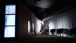 Aktor Rafał Stachowiak podczas próby medialnej spektaklu teatralnego „Cisza” w reżyserii Michała Zadary w Sali pod Liberatorem Muzeum Powstania Warszawskiego w Warszawie. Fot. PAP/T. Gzell