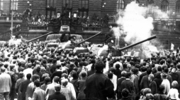 Czechy Praga 21.08.1968. Vaclavske Namesti (plac Wacława), czołgi przed Muzeum Narodowym, w dniu rozpoczęcia inwazji wojsk Układu Warszawskiego na Czechosłowację. Fot. PAP