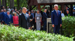 Prezydent RP Andrzej Duda (L) oraz prezydent Litwy Gitanas Nauseda (P) podczas uroczystości upamiętniającej 90. rocznicę katastrofy lotniczej litewskich lotników Steponasa Dariusa i Stasysa Girenasa. Fot. PAP/M. Bielecki