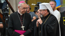 Przewodniczący KEP abp Stanisław Gądecki (L) i biskup Ukraińskiej Cerkwi Greckokatolickiej Jurijowycz Szewczuk (P) w katedrze śś. Apostołów Piotra i Pawła w Łucku. 09.07.2023. Fot. PAP/R. Pietruszka